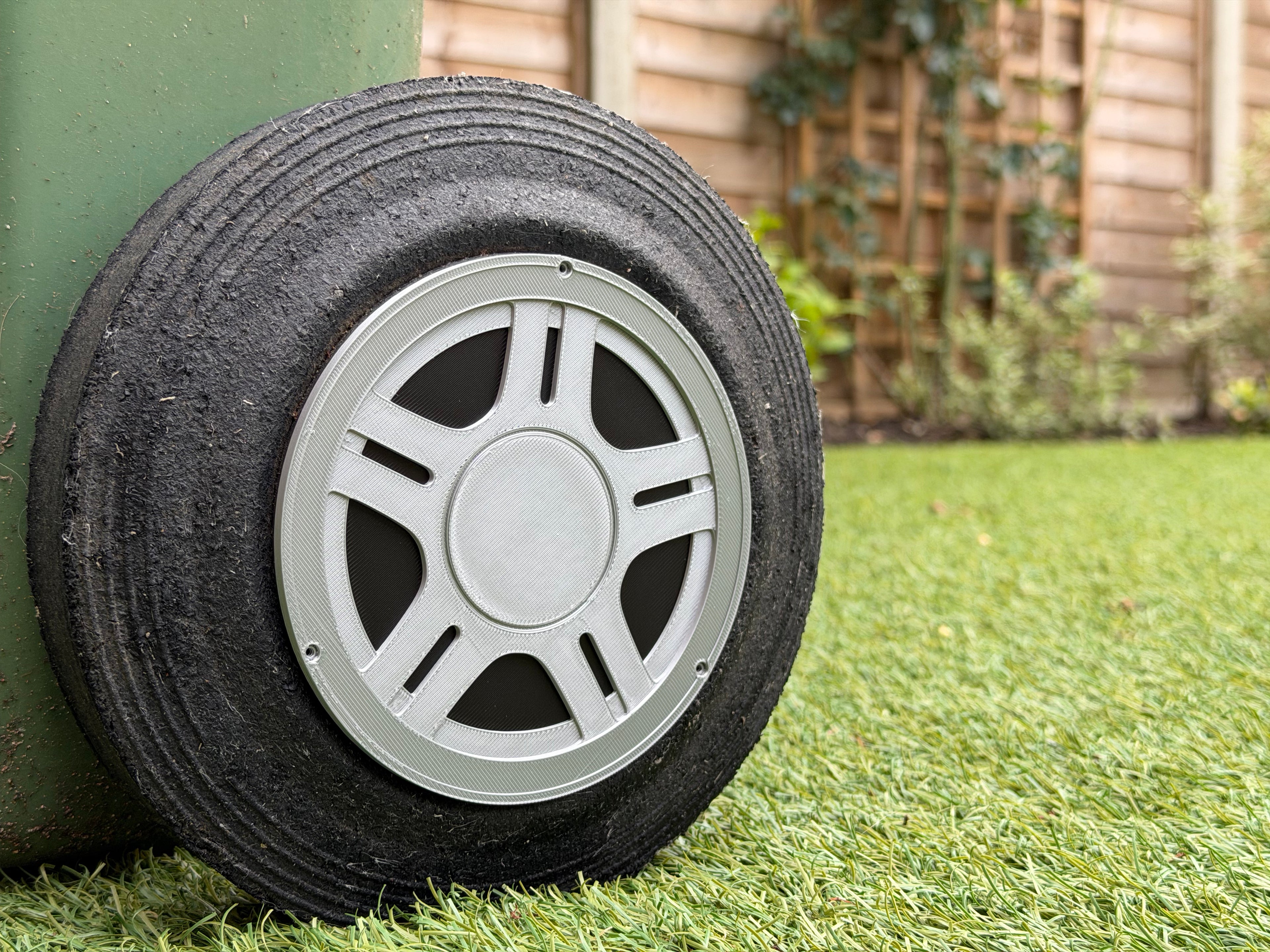 UK Wheelie bin RS2000 Mk5 style wheel trims (125mm)